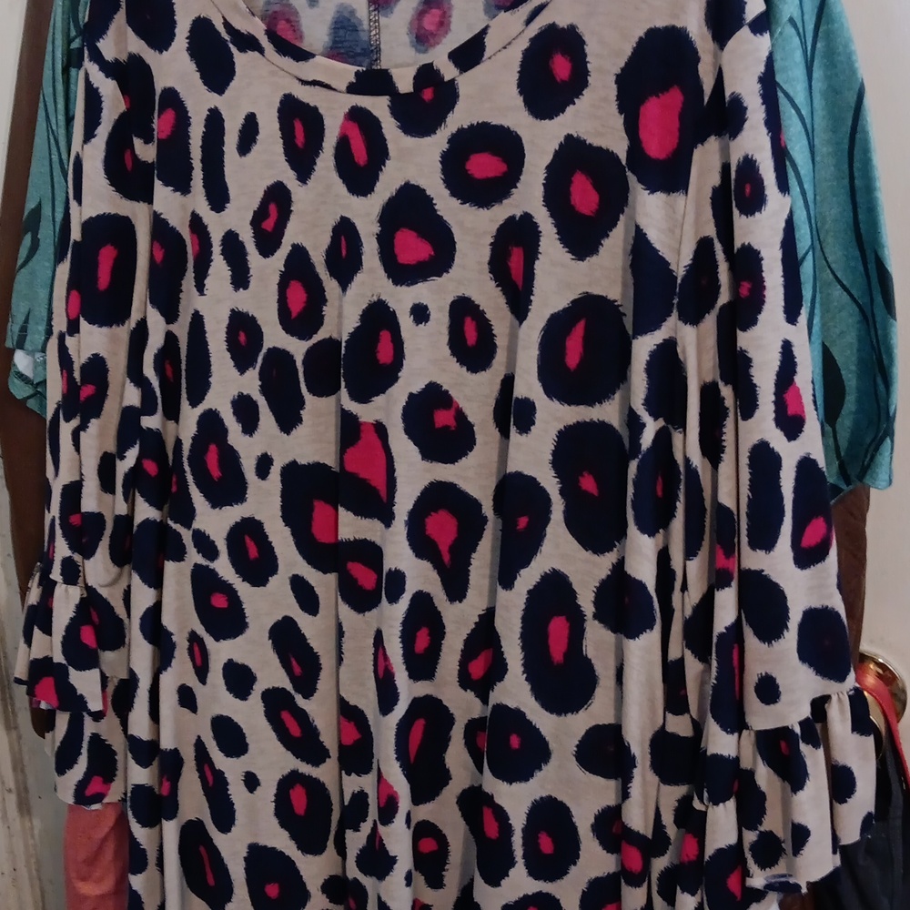 A Kim Rogers polka dot top w/ 3/4 length bell sleeves. Sz 3X
